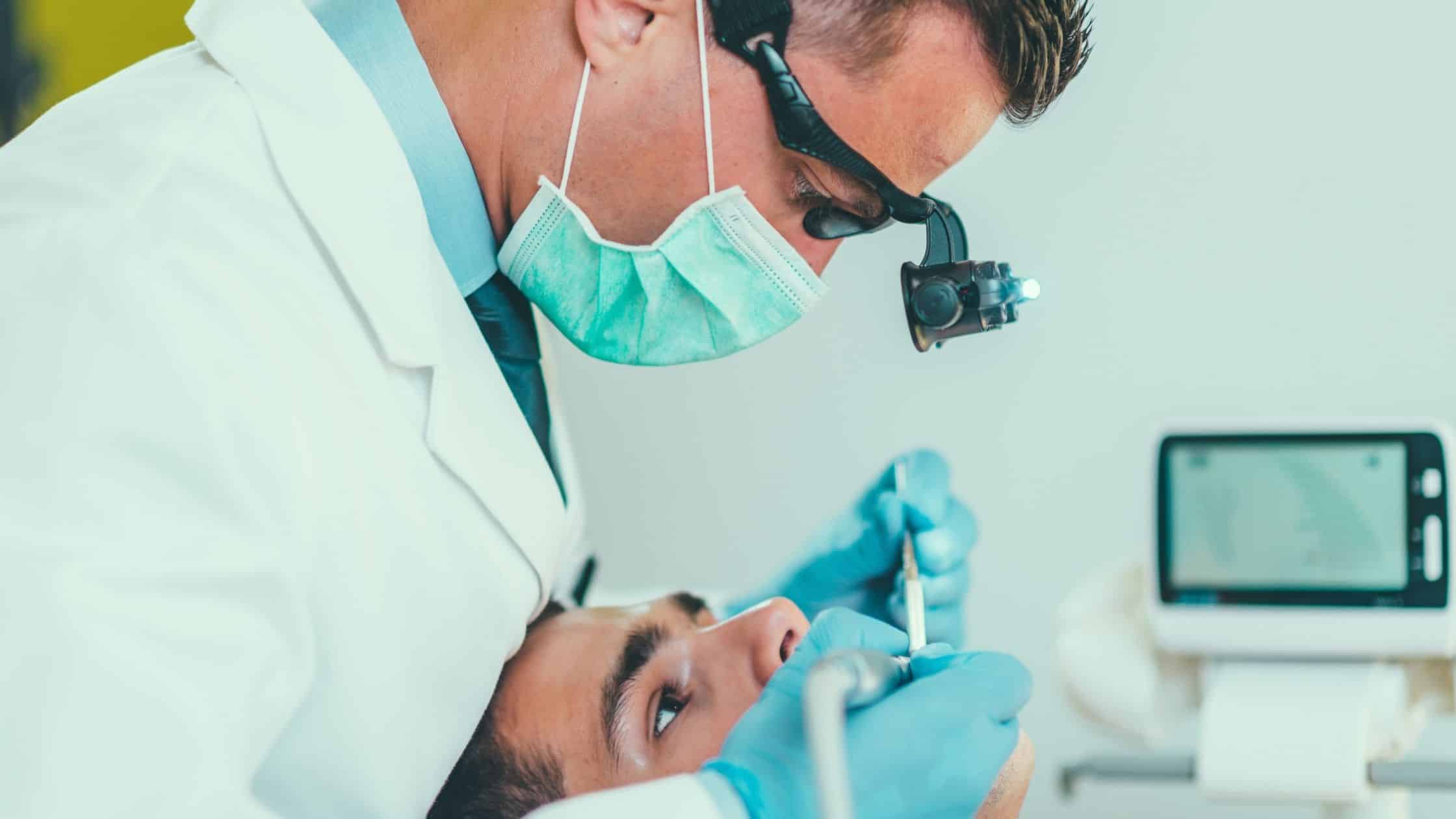 bir hastasına kanal tedavisi yapan bir doktor