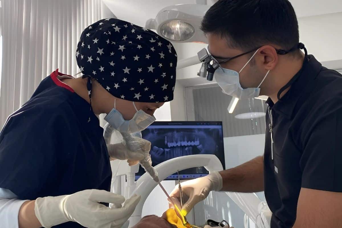 dr ali ozan asistanı ile diş muayenesi