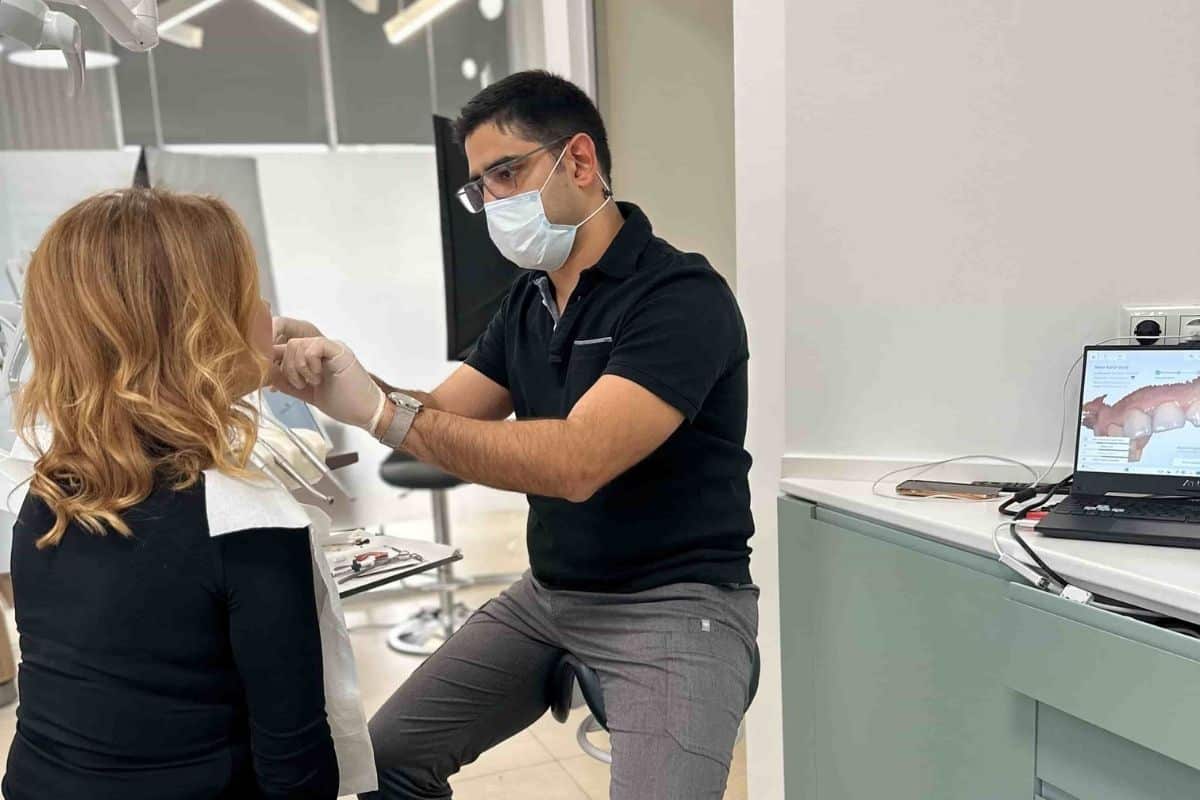 dr ali ozan ve diş muayenesi olan bir hastası