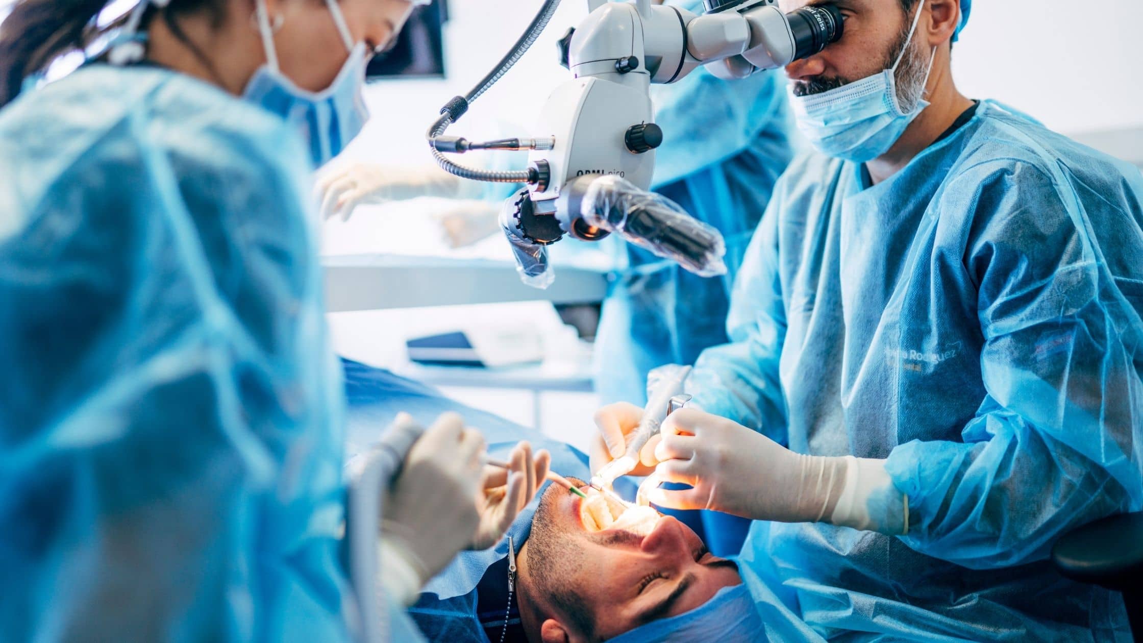 cerrahi diş çekimi yapan bir doktor