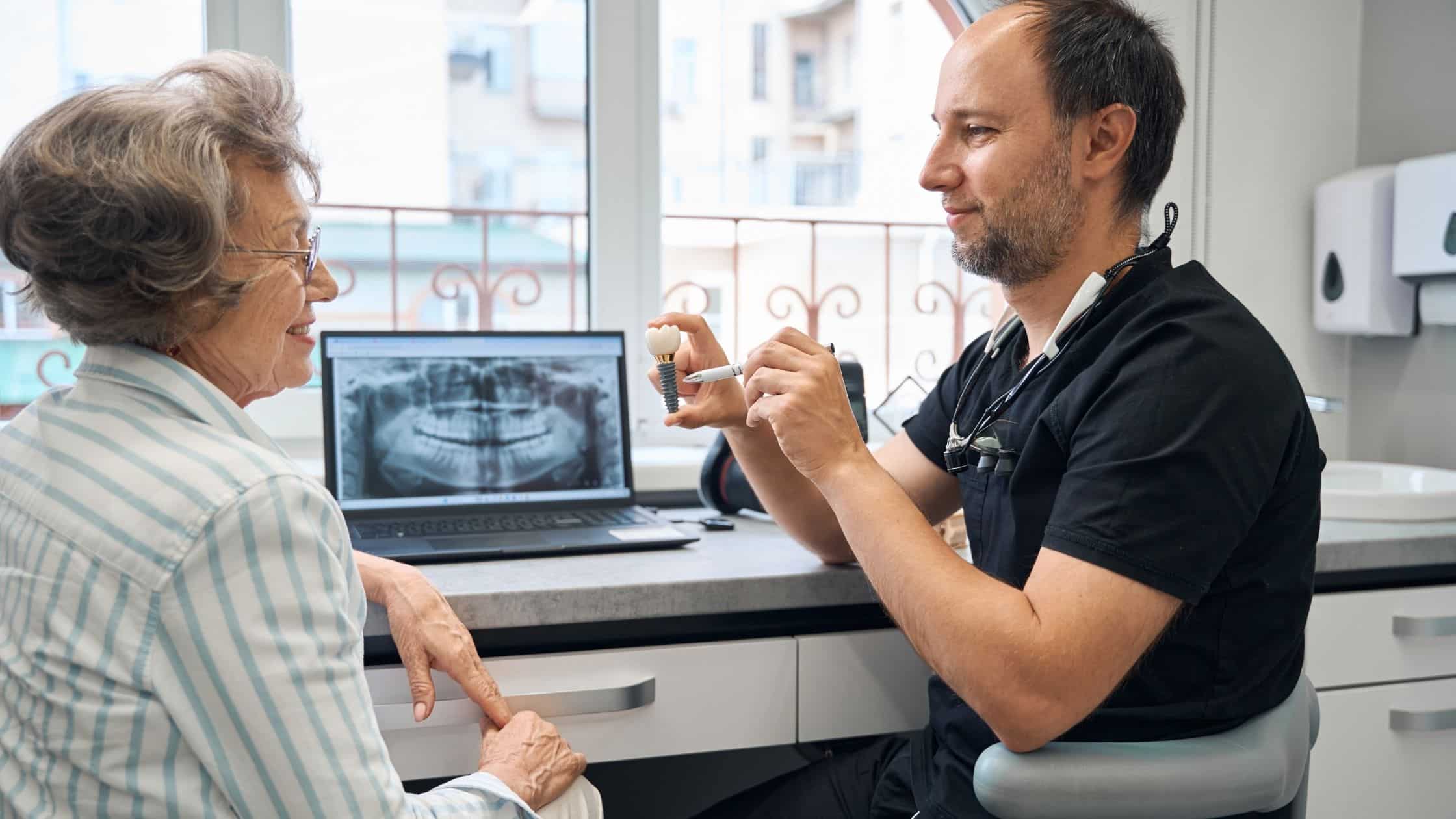 İmplant Tedavi Sürecinde bir Hasta ve Doktor